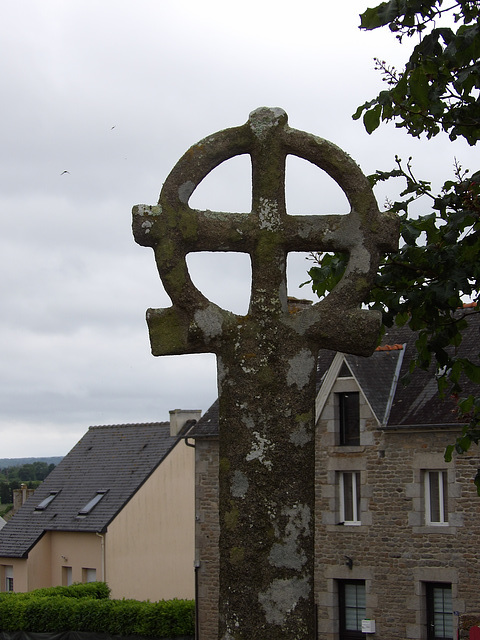 La croix celtique en granit ,XII -XIV ieme siècle ,  près de l’église de Trévron (22)