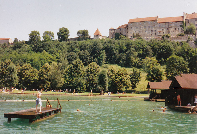 Badespaß in der Salzach bei Burghausen