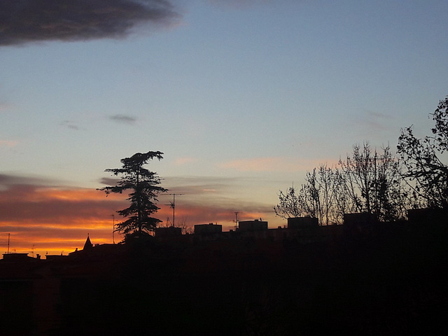 Ore 6 del mattino L'alba appare dietro il campanile della chiesa!!