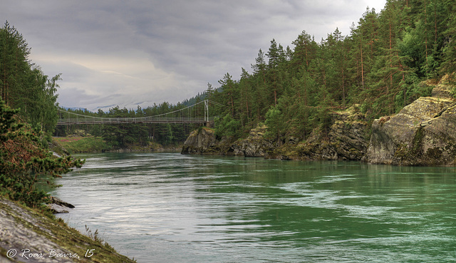 Bridge across the outlet of Lake Vågåvatnet