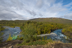 Blick vom Njakajaure-Trail auf den Abiskojåkka (© Buelipix)