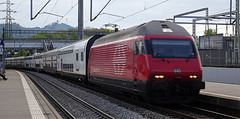 Der IC8 von Romanshorn nach Brig, bei der Durchfahrt im Bahnhof Bern-Wankdorf