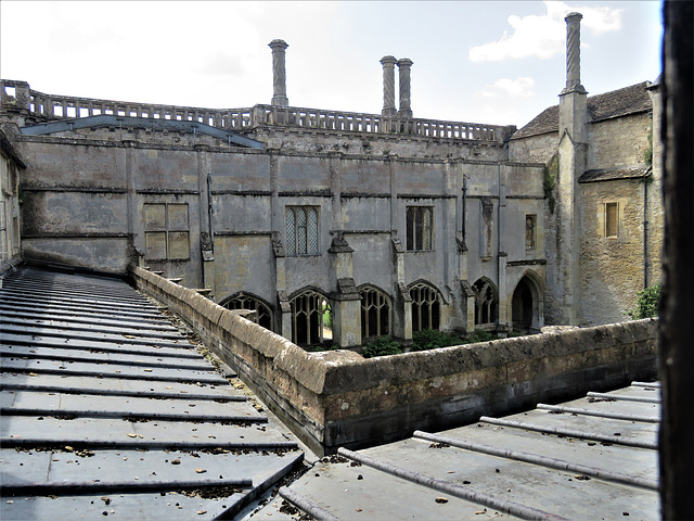 lacock abbey, wilts (23) view s.w. with c16 work over the c15 cloister