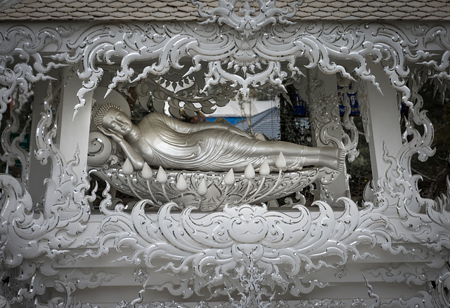 liegender Buddha im Wat Rong Khun (© Buelipix)