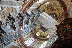 Wien, Karlskirche; Lift und Brücke