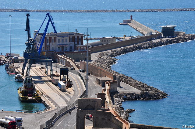 Blick auf den Hafen von Ancona (© Buelipix)