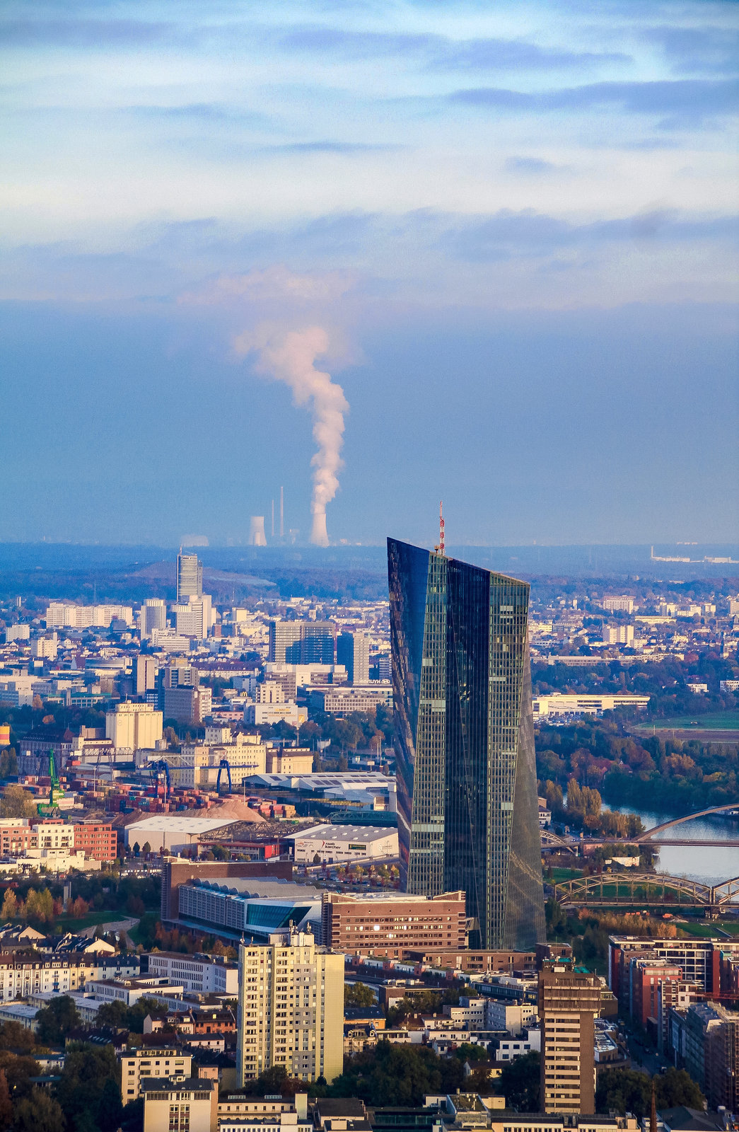 A wide View with some Clouds on the Horizon