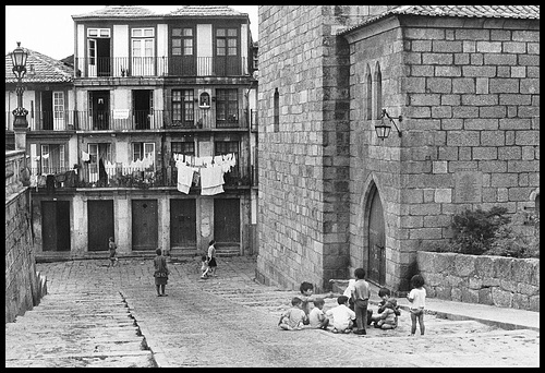 Enfants jouant dans une rue