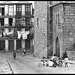 Enfants jouant dans une rue