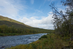 auf dem Njakajaure-Trail entlang dem Abiskojåkka (© Buelipix)