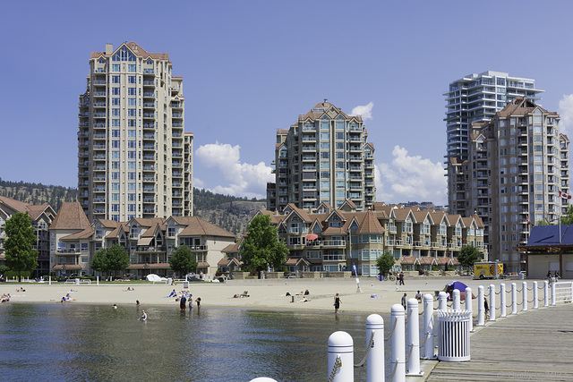 Kelowna Beach (© Buelipix)