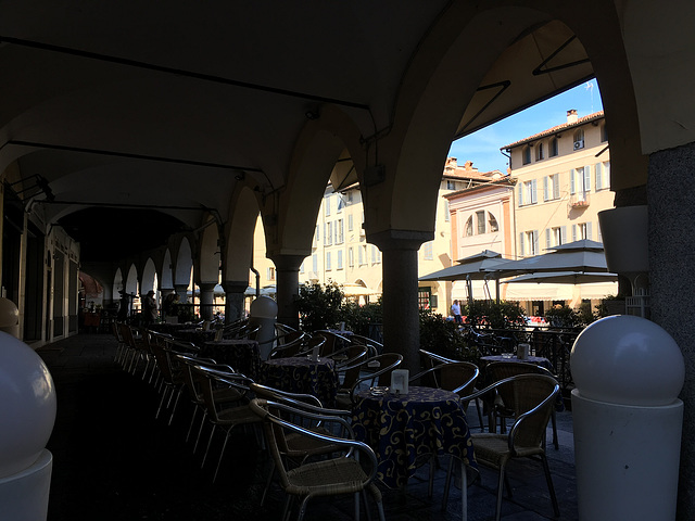 Pavie , les arcades