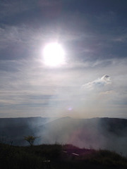 Volcan fumant et soleil ardent