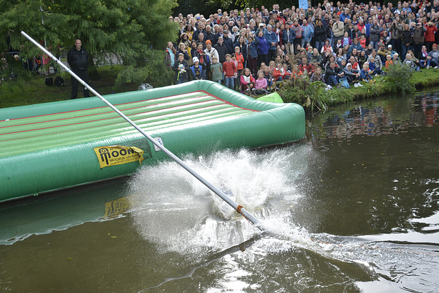 Leidens Ontzet 2019 – Fierljeppen – Into the water