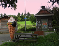 Lovely sit (Hbm) with ice cream