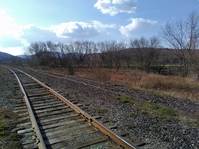 Prendre le train vers ce ciel bleu.....