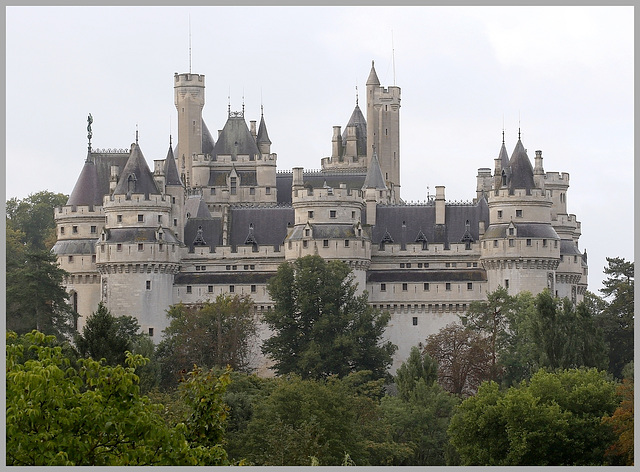 une autre façe du chateau de pierrefonds .......