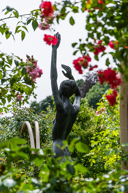 Skulptur im Rosengarten