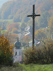 Gipfelkreuz und Kirchturm