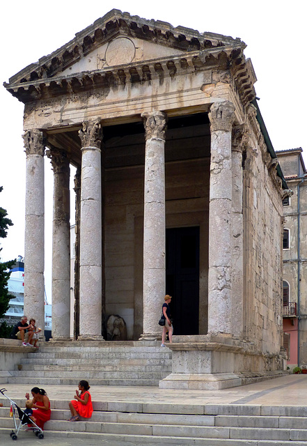 HR - Pula - Temple of Augustus