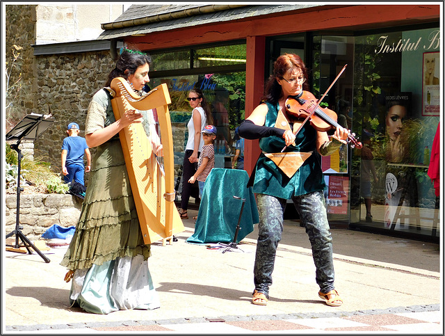 Elisa et Valérie au passage de la Tour  ( Dinan (22))