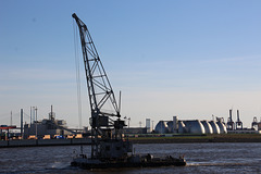 Schwimmkran auf der Elbe