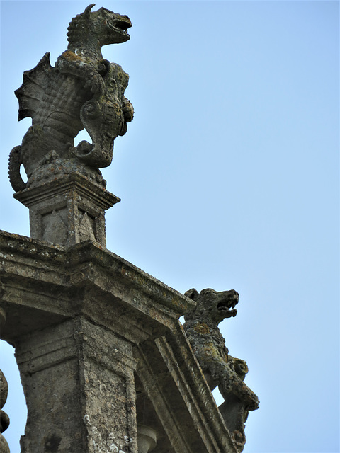 lacock abbey, wilts (42) mid c16 pinnacle beast
