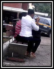 Une Dame en chaussures sexy se maquillant / Make up Lady with sexy shoes