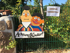 Aufgepasst: Ernie und Bert dürfen nicht angeln.