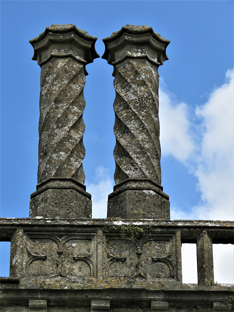 lacock abbey, wilts (37) mid c16 chimneys