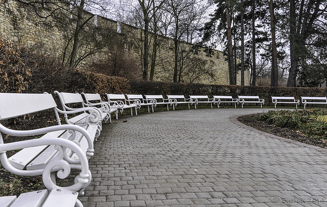 HBM ... mit Petřín-Hügel-Bänken (© Buelipix)