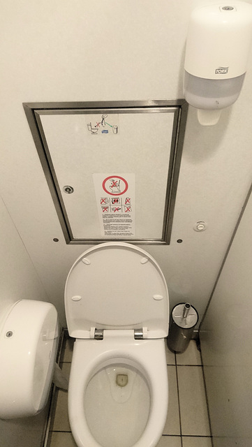 Typisches Unterdruck-Schiffs-Klo