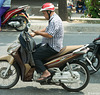 kleiner Tipp: in Vietnam gilt Helmpflicht auf Mopeds, Motorrollern und Motorrädern (© Buelipix)