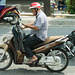 kleiner Tipp: in Vietnam gilt Helmpflicht auf Mopeds, Motorrollern und Motorrädern (© Buelipix)