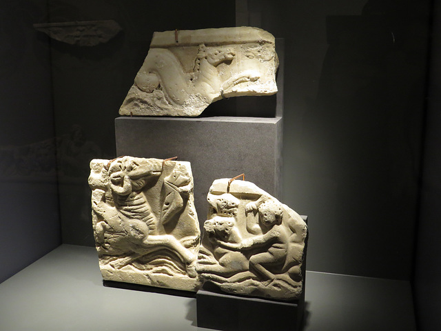 Musée de Jublains : fragments de sarcophage.