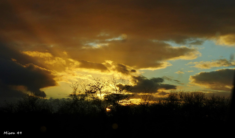 Le soleil se couche à l'ouest