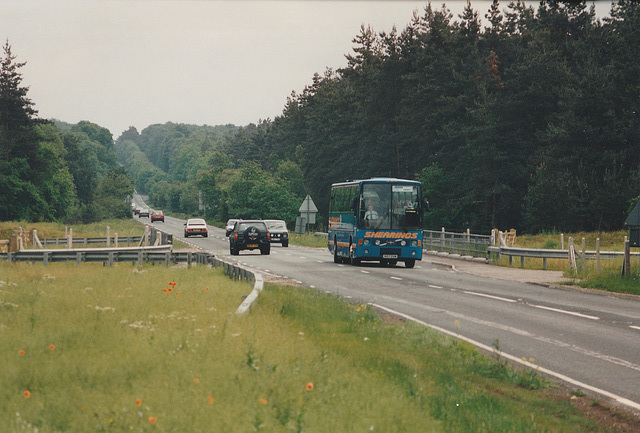 Shearings Holidays 197 (H197 DVM) near Barton Mills – 4 Jun 1995 (269-35)