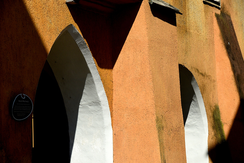 Morgenschatten am roten Haus