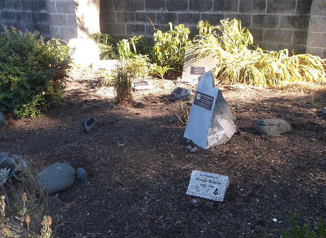 Un cimetière insulaire d'une rare unicité / An island cemetery of a rare uniqueness