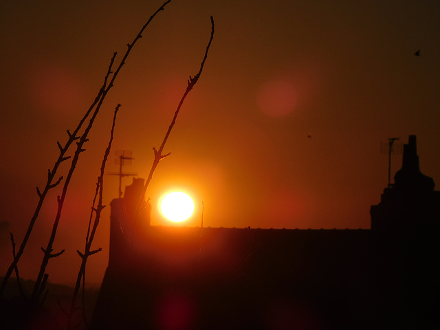 il est 6 heures, lever de soleil sur la ville