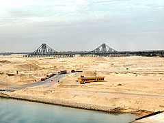 Ponte ferroviario girevole El Ferdam  canale di Suez e auto in attesa di traghettare