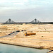 Ponte ferroviario girevole El Ferdam  canale di Suez e auto in attesa di traghettare