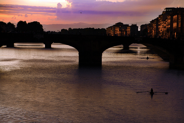 Les derniers coup de rames avant la nuit sur l'Arno à Florence .