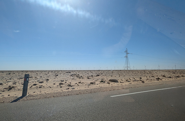 Pylone et éoliennes / Wind turbines and pylon