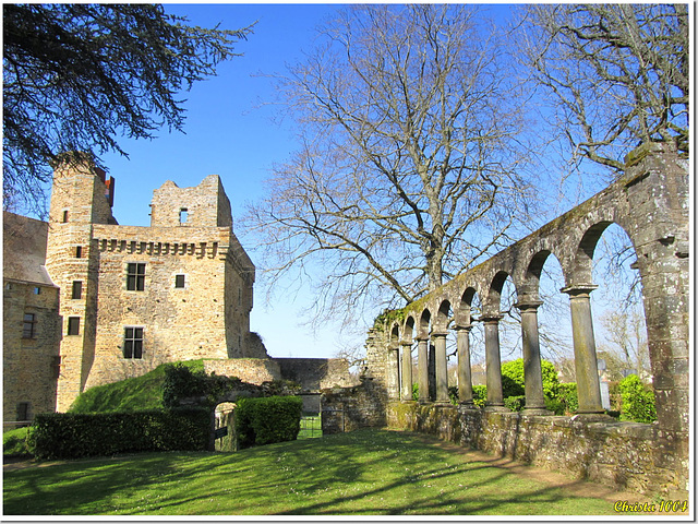 Péristyle devant ruines