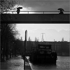 Passerelle avec silhouettes