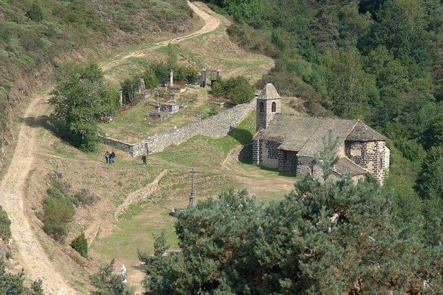 La chapelle Ste-Illide vue du château d'Alleuze