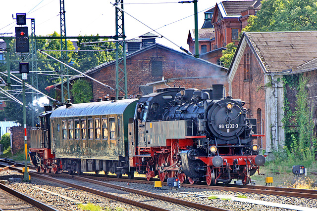 PRESS DR 86 1333-3 Ankunft in Schwerin