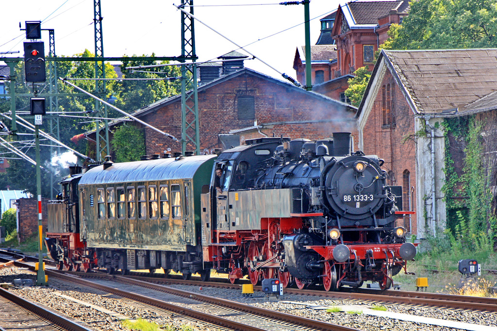 PRESS DR 86 1333-3 Ankunft in Schwerin