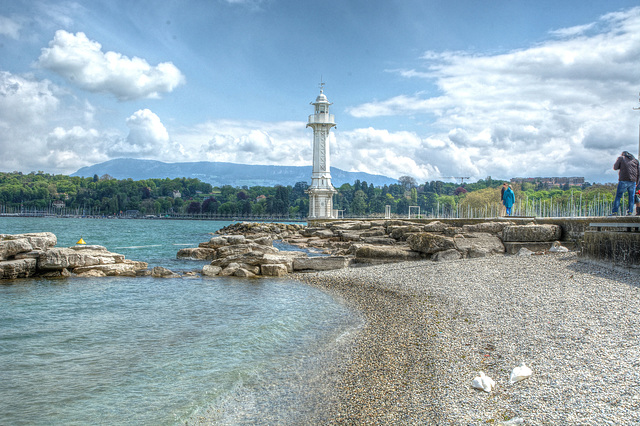 Le phare à l'entrée du port